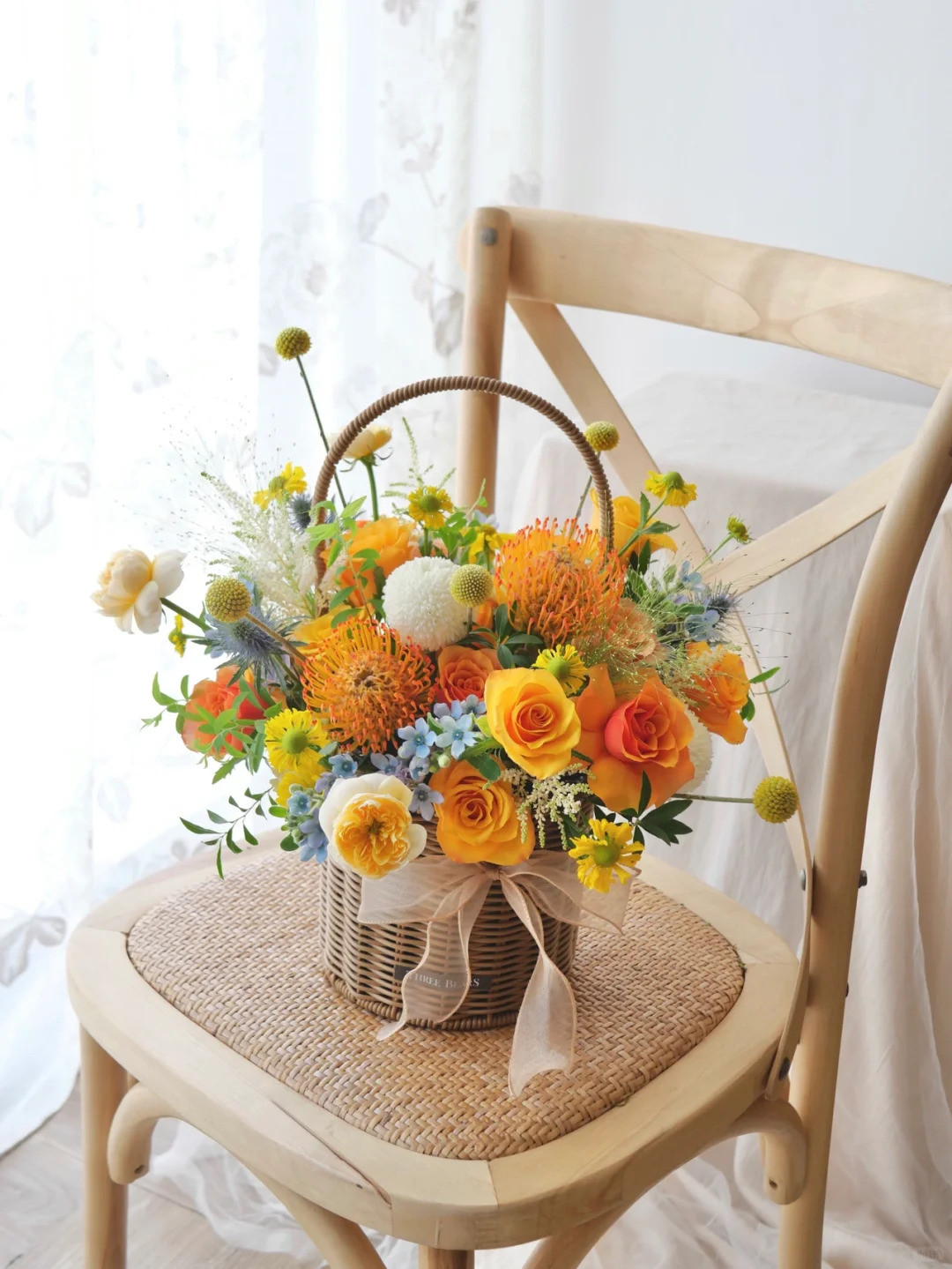 明るいオレンジ色の花手提げの花かご 母の日