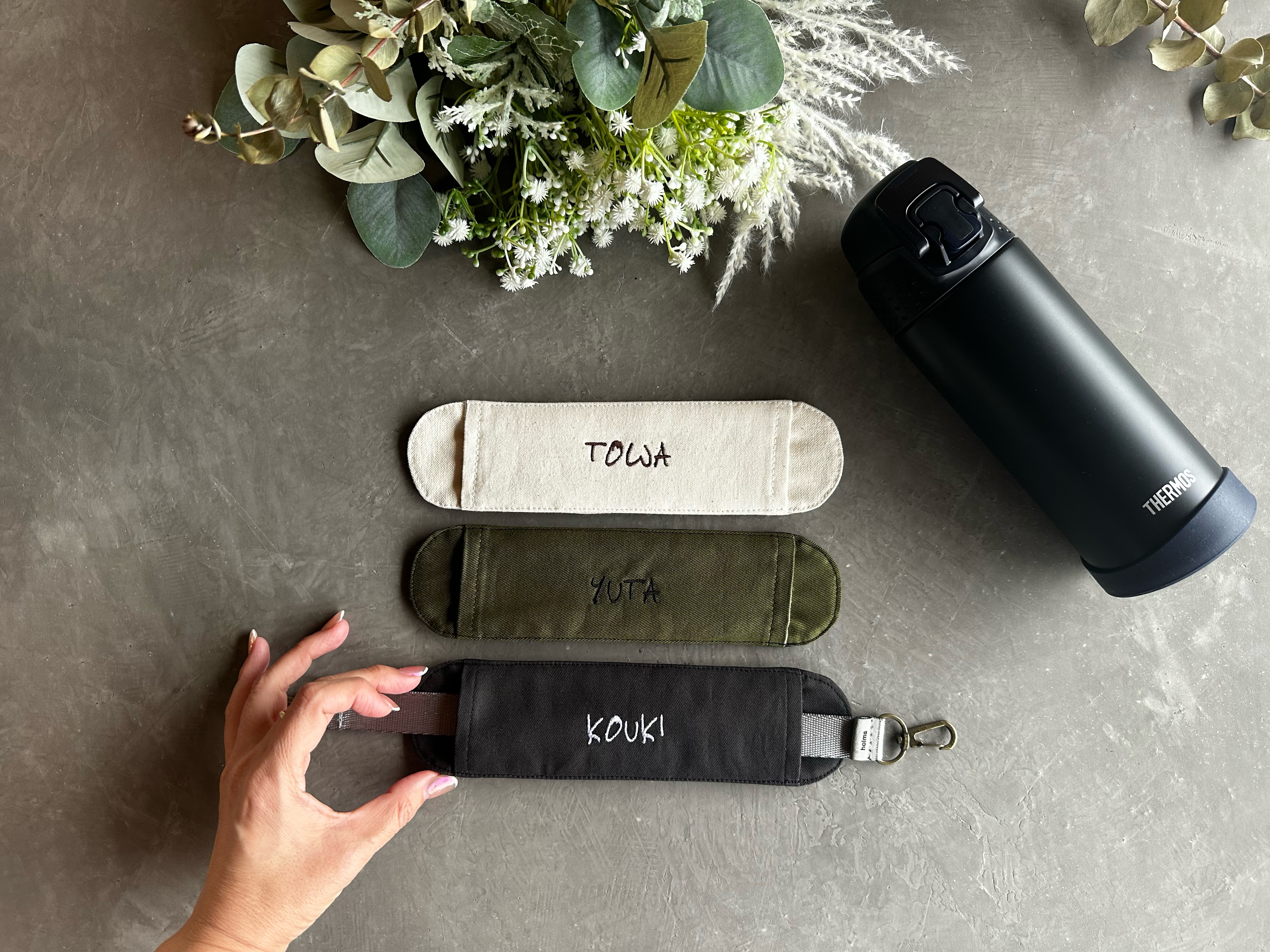 n＊　手刺繍　水筒入れ　肩紐カバー　ランチマット　お迎えバッグ　【2/2】 n＊ 手刺繍 水筒入れ 肩紐カバー ランチマット お迎えバッグ 【2