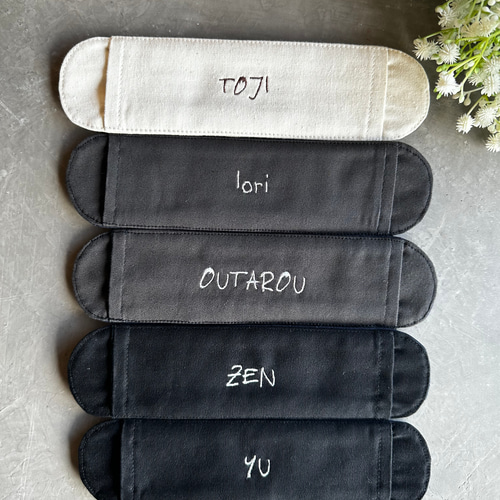 n＊　手刺繍　水筒入れ　肩紐カバー　ランチマット　携帯ケース　【1/2】 n＊様専用 手刺繍 水筒入れ 肩紐カバー ランチマット お迎え