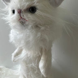 フェイクファー　白猫　スタンド付き 2枚目の画像