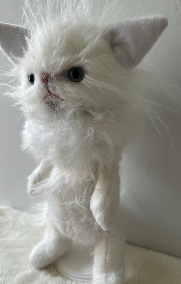 フェイクファー　白猫　スタンド付き 2枚目の画像