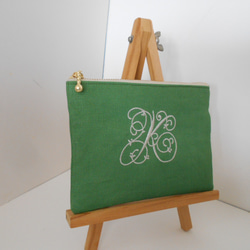 リネンの選べるイニシャル刺繍のポーチ　グリーン　１４㎝　１６㎝　18㎝　20㎝ 3枚目の画像