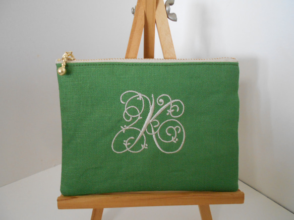 リネンの選べるイニシャル刺繍のポーチ　グリーン　１４㎝　１６㎝　18㎝　20㎝ 1枚目の画像