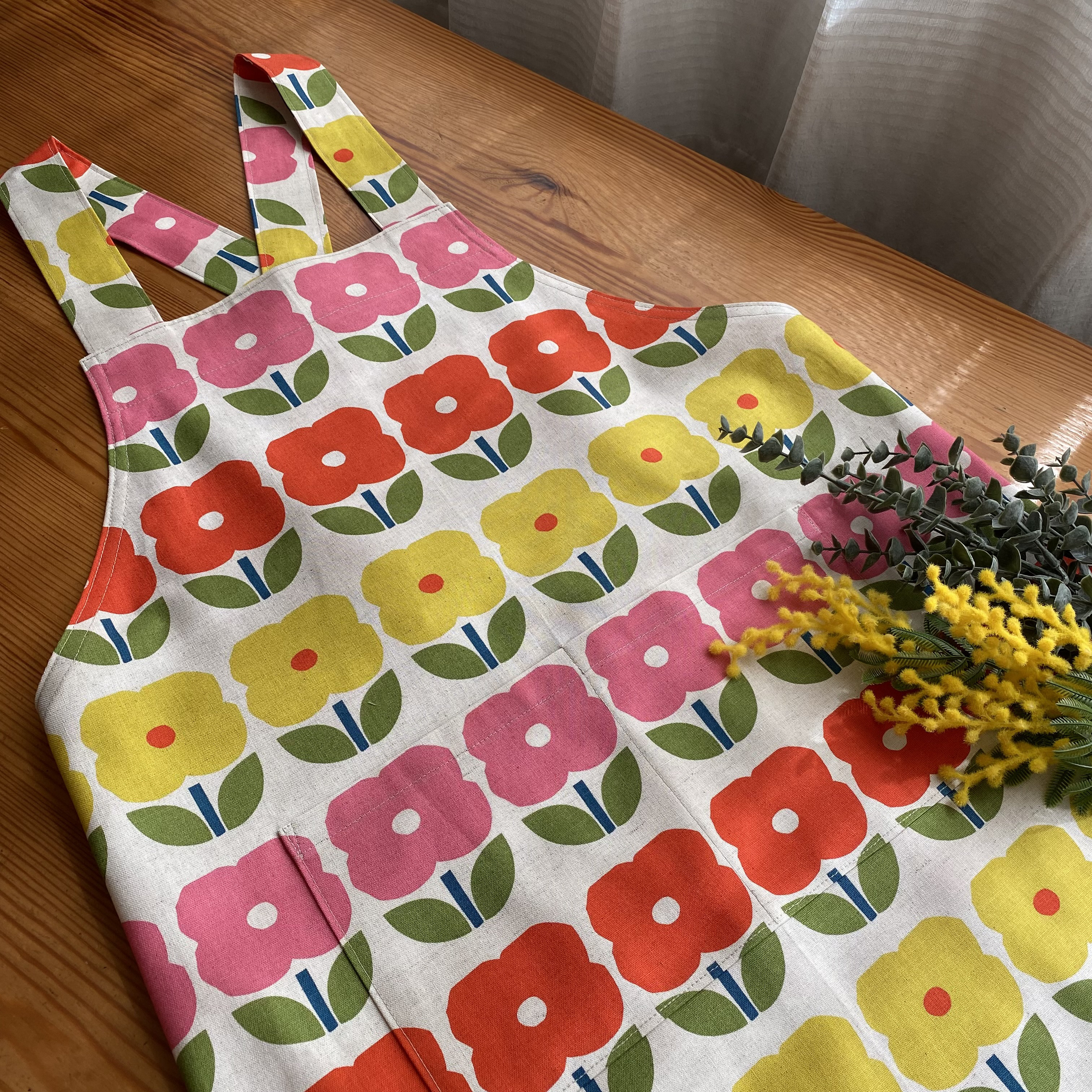 昭和レトロ風柄エプロン/花柄/カラフル/かわいい/ぽっちゃり/黄色/ピンク/オレンジ/L〜LL/マシュマロボディ/