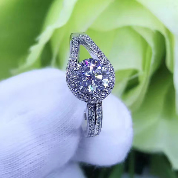 newデザイン】1カラット モアサナイト ダイヤ リング K18WG 指輪  