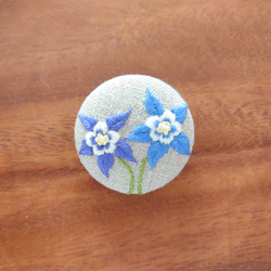 刺繍ブローチ「オダマキ」くるみボタン 2枚目の画像