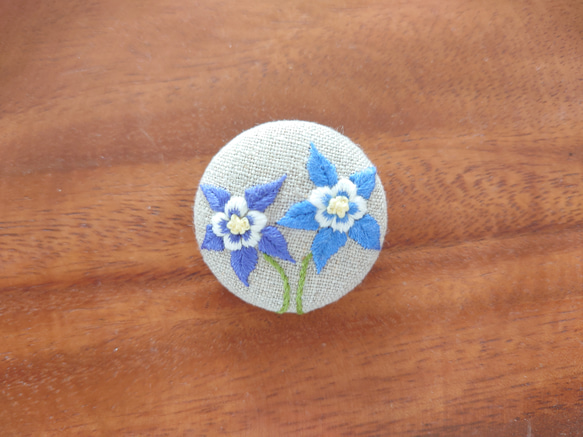 刺繍ブローチ「オダマキ」くるみボタン 2枚目の画像