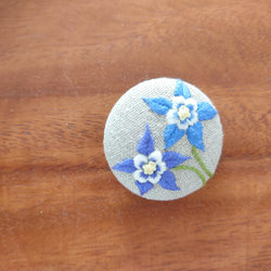 刺繍ブローチ「オダマキ」くるみボタン 4枚目の画像