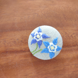 刺繍ブローチ「オダマキ」くるみボタン 3枚目の画像