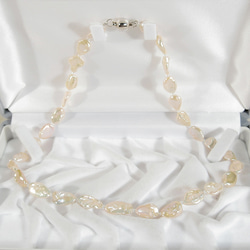 本真珠（バロック、淡水パール）のネックレス（マグネット、ナチュラルカラー） 2枚目の画像
