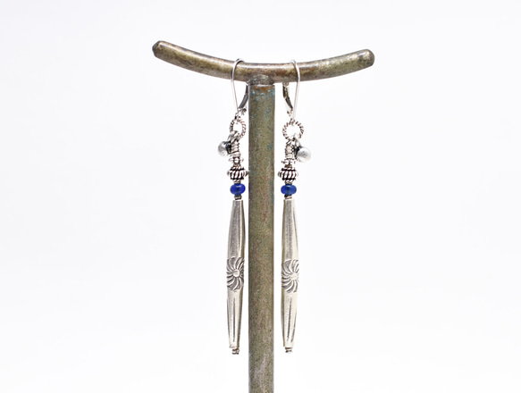 稍長的耳環，刻有卡倫銀和藍色長珠、手工銀和印度銀鈴鐺。 第6張的照片