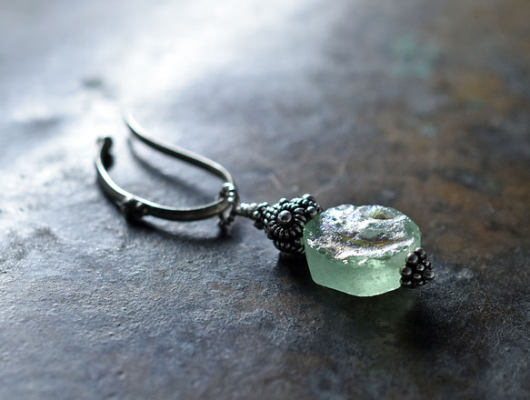 冰綠美麗鍍銀羅馬玻璃印度銀耳骨夾 第1張的照片
