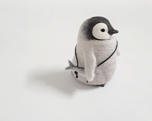 読書の秋のペンギンさん　羊毛フェルト 羊毛フェルトペンギン さんまを背負ったペンギン 羊毛フェルト mooii