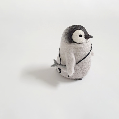 羊毛フェルトペンギン さんまを背負ったペンギン 羊毛フェルト mooii