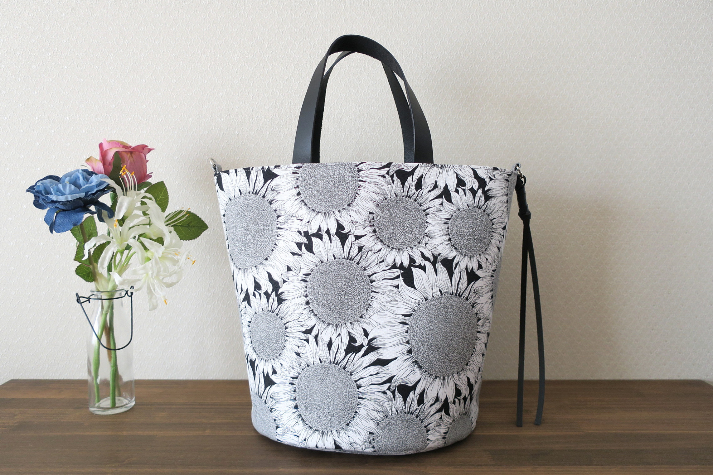 ハロー・サンシャインの丸底トート【ブラック】Mサイズ（リバティプリント帆布）