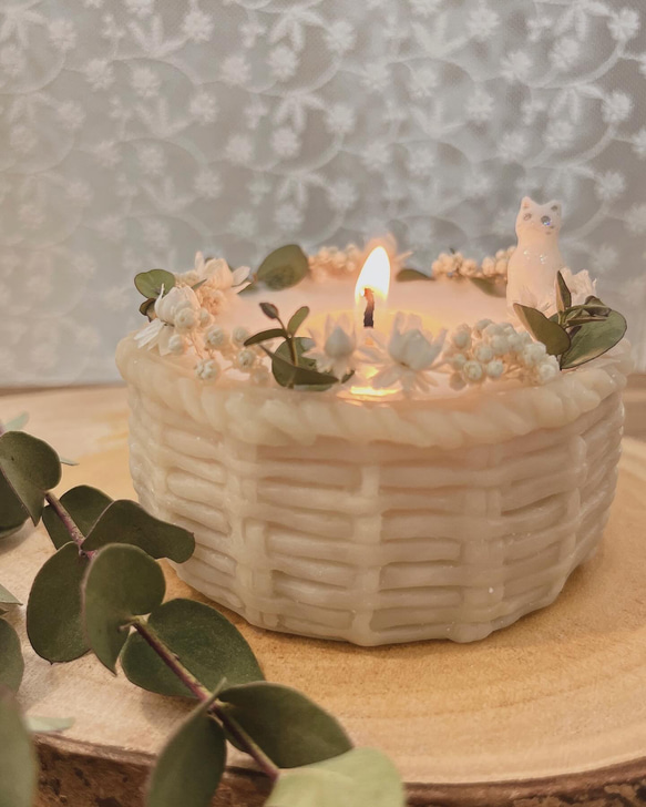 花咲くbasket candle  〈White flower〉アロマキャンドル　キャンドル　ギフト　母の日　猫　うさぎ 2枚目の画像