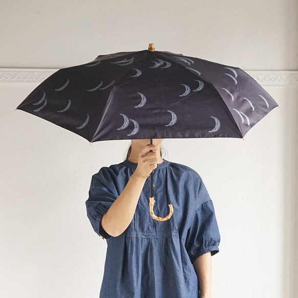 竹ハンドル UVカット折りたたみ傘 moon 紫外線99.9%カット 164013 016 晴雨兼用 月柄 日傘 雨傘 10枚目の画像