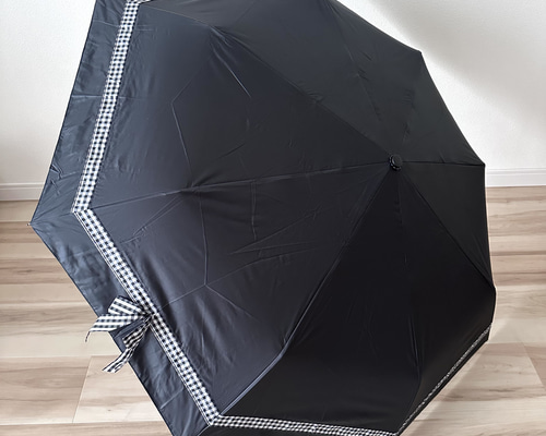 リボン付き黒傘　雨晴兼用 新品 晴雨兼用折りたたみ傘 黒に金のリボン刺繍 B-design 軽量傘