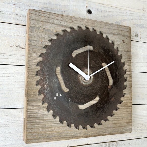 錆びた鉄と木材の掛け時計 3枚目の画像
