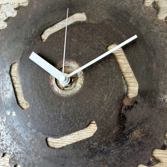 錆びた鉄と木材の掛け時計 5枚目の画像