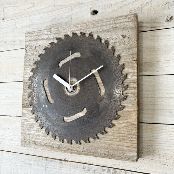 錆びた鉄と木材の掛け時計 2枚目の画像