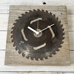 錆びた鉄と木材の掛け時計 4枚目の画像