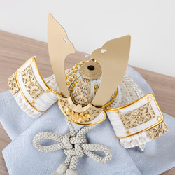 「HARUKAZE」シリーズ　兜飾り　シャンパンゴールド　正絹グレー糸縅　白小札 7枚目の画像