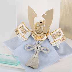 「HARUKAZE」シリーズ　兜飾り　シャンパンゴールド　正絹グレー糸縅　白小札 5枚目の画像
