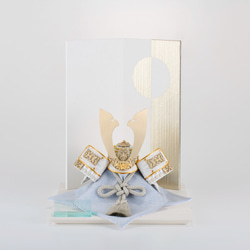 「HARUKAZE」シリーズ　兜飾り　シャンパンゴールド　正絹グレー糸縅　白小札 2枚目の画像