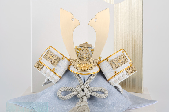 「HARUKAZE」シリーズ　兜飾り　シャンパンゴールド　正絹グレー糸縅　白小札 3枚目の画像