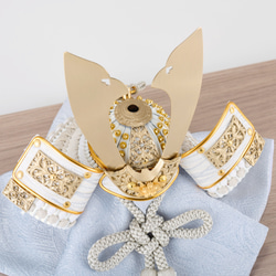 「HARUKAZE」シリーズ　兜飾り　シャンパンゴールド　正絹グレー糸縅　白小札 8枚目の画像