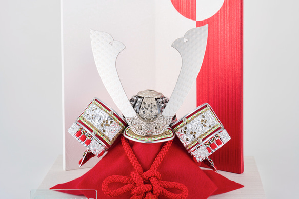 「HARUKAZE」シリーズ　兜飾り　銀小札　正絹赤糸縅 3枚目の画像