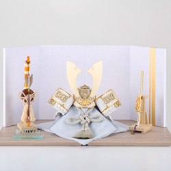 「HARUKAZE」シリーズ　兜飾り　シャンパンゴールド　正絹グレー糸縅　白小札 2枚目の画像