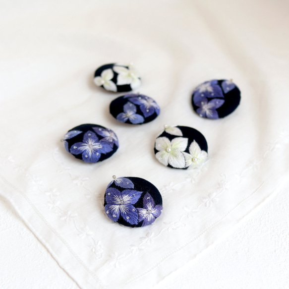 雨上がりの紫陽花　手刺繍ブローチ（バイオレットブルー） 7枚目の画像