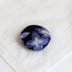 雨上がりの紫陽花　手刺繍ブローチ（バイオレットブルー） 4枚目の画像