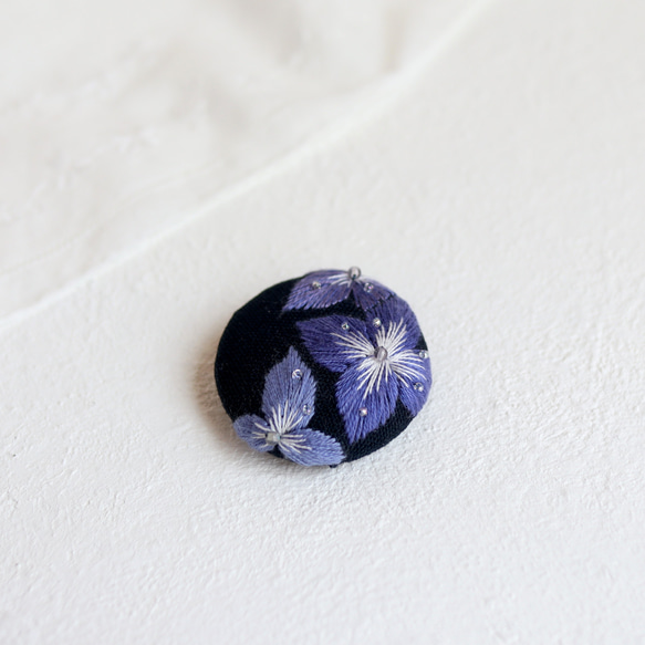 雨上がりの紫陽花　手刺繍ブローチ（バイオレットブルー） 2枚目の画像