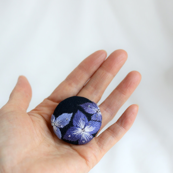 雨上がりの紫陽花　手刺繍ブローチ（バイオレットブルー） 1枚目の画像