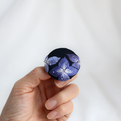 雨上がりの紫陽花　手刺繍ブローチ（バイオレットブルー） 6枚目の画像