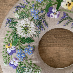 春の小花の刺繍リース　サークル壁掛け　タペストリー 3枚目の画像