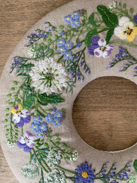 春の小花の刺繍リース　サークル壁掛け　タペストリー 3枚目の画像