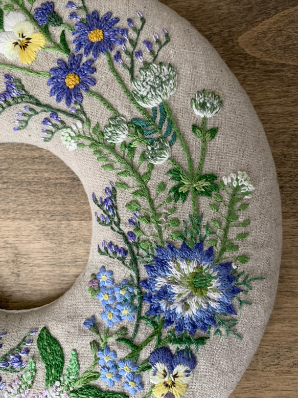 春の小花の刺繍リース　サークル壁掛け　タペストリー 4枚目の画像