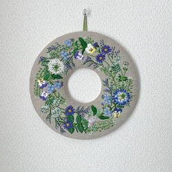 春の小花の刺繍リース　サークル壁掛け　タペストリー 2枚目の画像