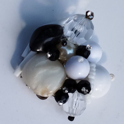 変形貝のある白と黒のブローチ 4枚目の画像