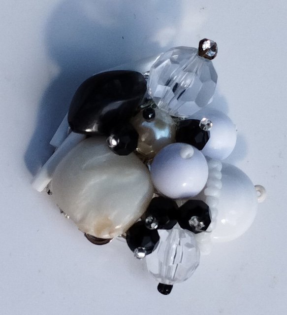 変形貝のある白と黒のブローチ 4枚目の画像