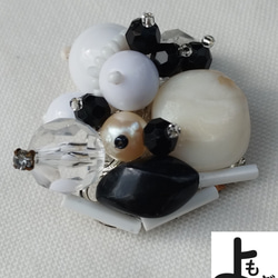 変形貝のある白と黒のブローチ 1枚目の画像