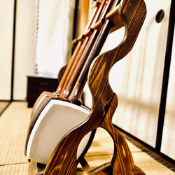 【限定１台】手作り木工　木製三味線スタンド （オイル仕上げ） ４丁掛け　ウッドレジン　エポキシ 6枚目の画像