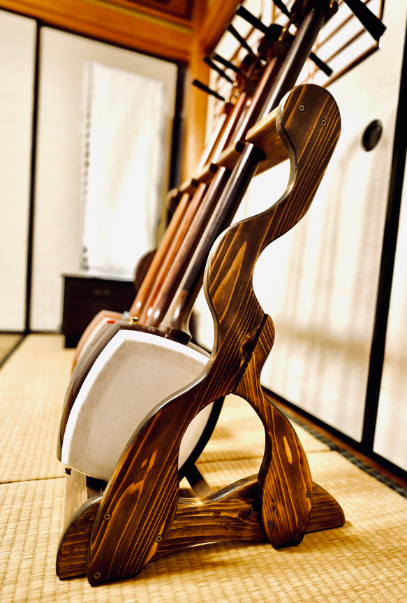 【限定１台】手作り木工　木製三味線スタンド （オイル仕上げ） ４丁掛け　ウッドレジン　エポキシ 6枚目の画像