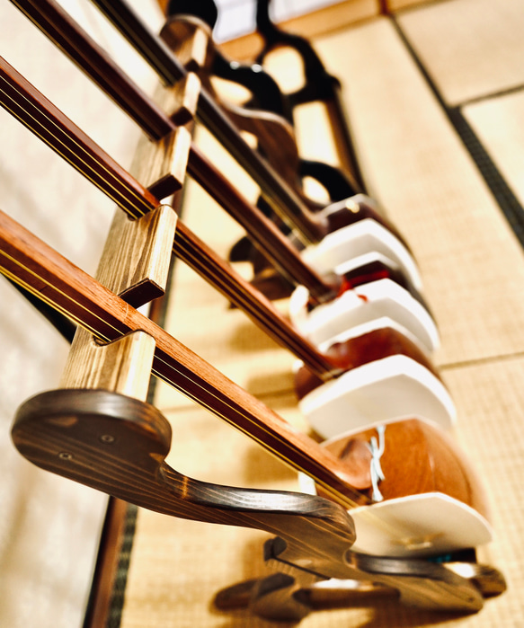 【限定１台】手作り木工　木製三味線スタンド （オイル仕上げ） ４丁掛け　ウッドレジン　エポキシ 2枚目の画像