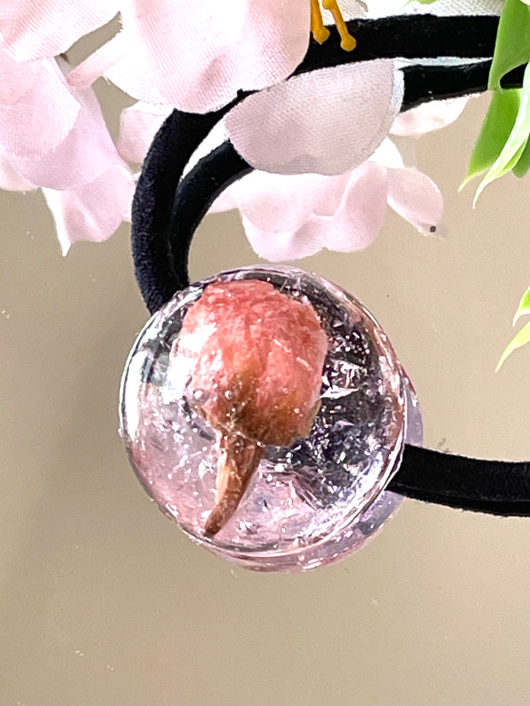 和菓子　桜ゼリー　琉球ガラスと桜のドライフラワー入り　ヘアゴム／ポニーフック／ブローチ 1枚目の画像