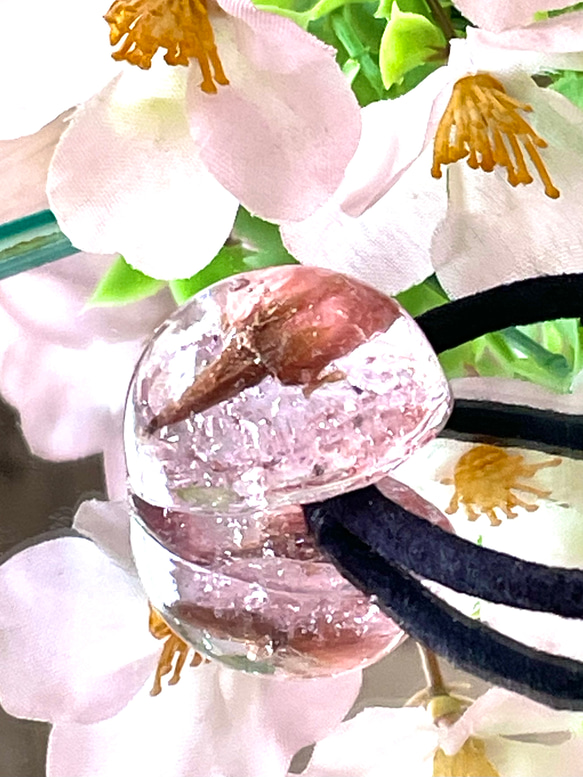 和菓子　桜ゼリー　琉球ガラスと桜のドライフラワー入り　ヘアゴム／ポニーフック／ブローチ 3枚目の画像